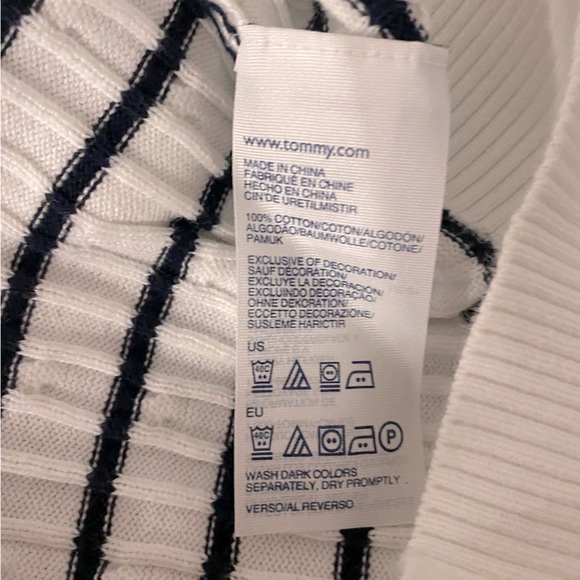 🖤🤍TOMMY HILFIGER 🤍🖤 White and black stripped v-neck sweater. Size medium. - Picture 12 of 12